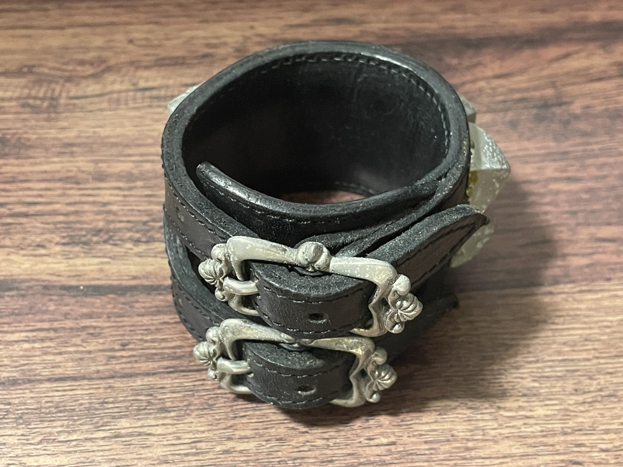 フットザコーチャーのダブルバックルレザーブレスレット